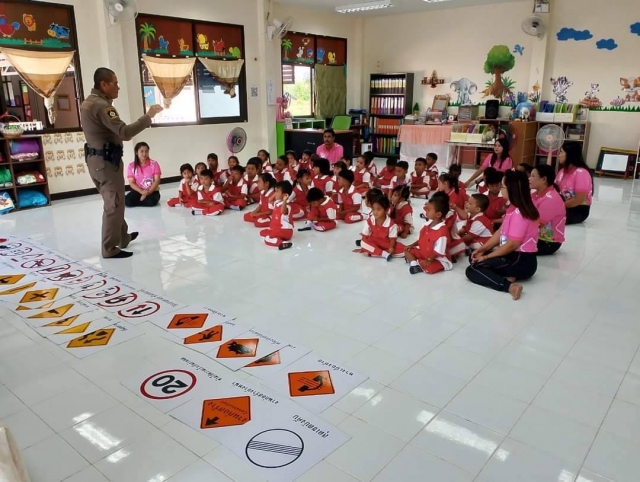 กิจกรรมรณรงค์ สัปดาห์ " วันความปลอดภัยของผู้ใช้ถนน " ในเด็กปฐมวัย ศูนย์พัฒนาเด็กเล็กบ้านแหลมดิน